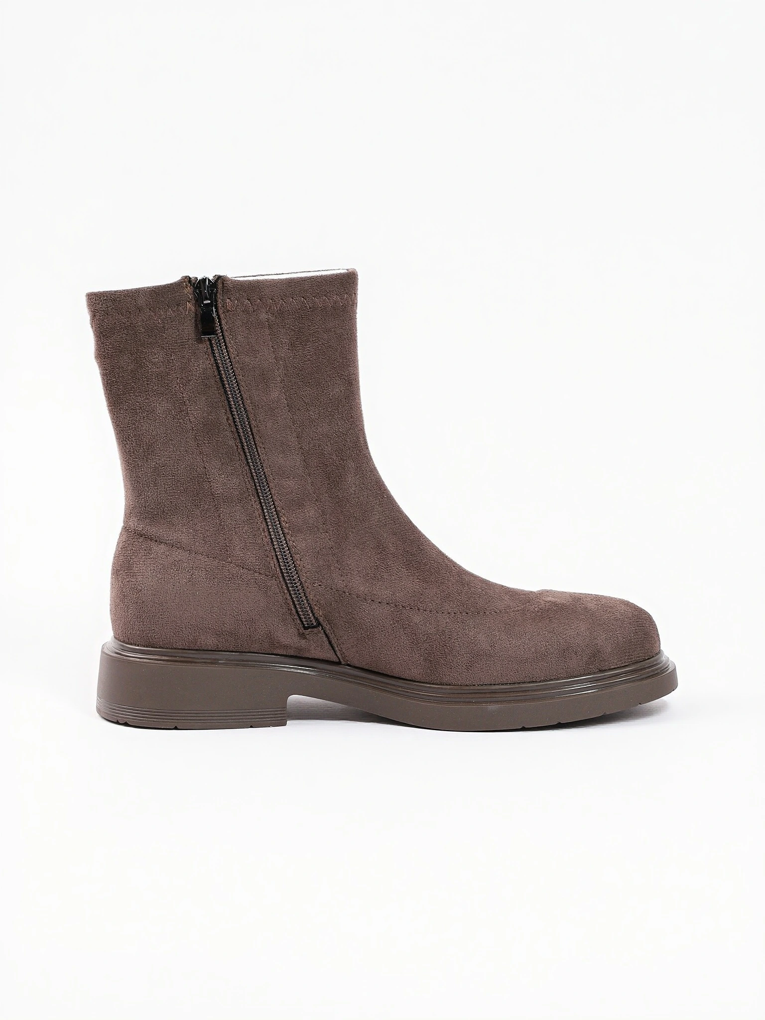 Ботинки серого цвета на низком каблуке